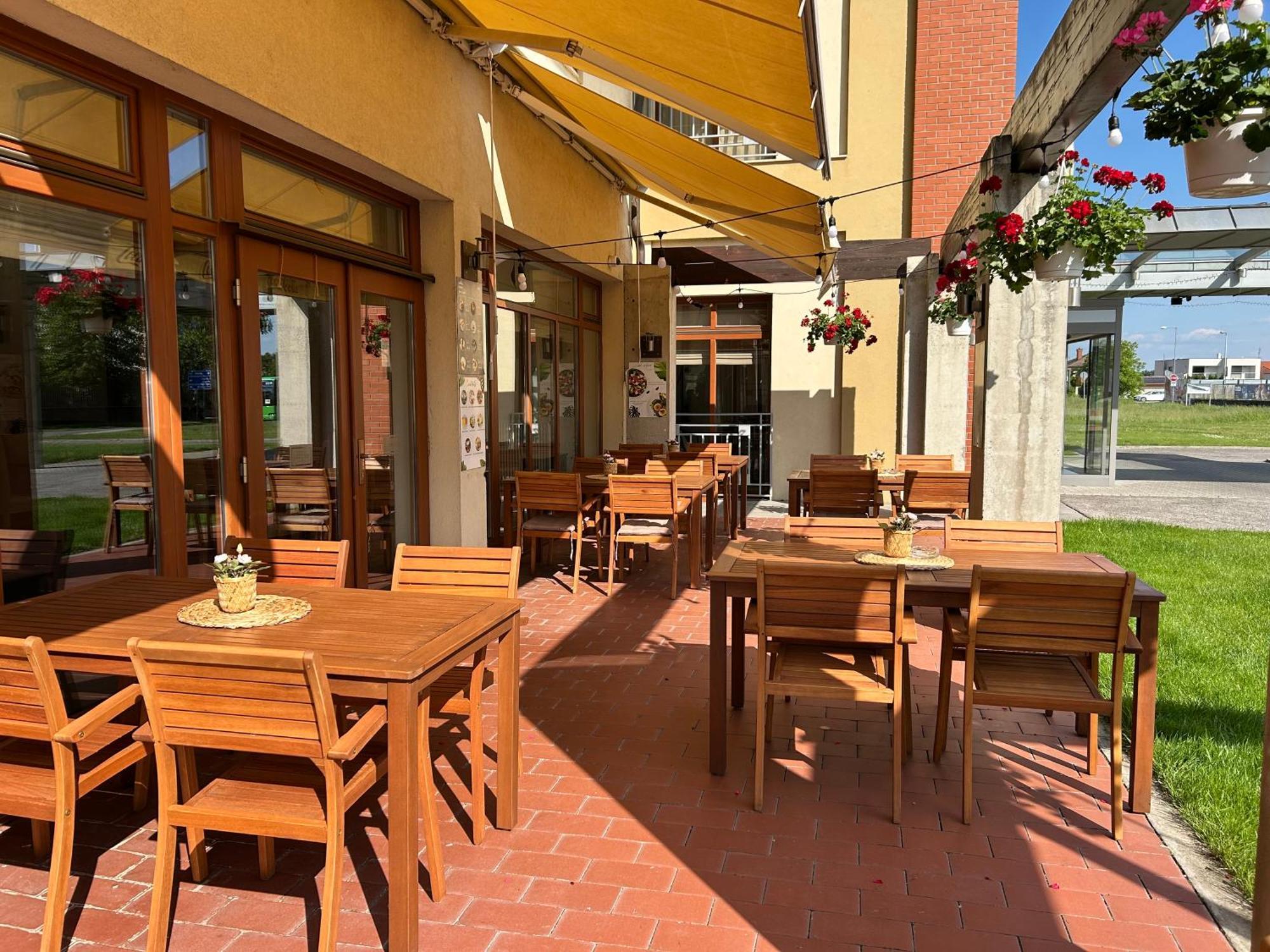 Hotel Legend Dunajská Streda Exterior foto